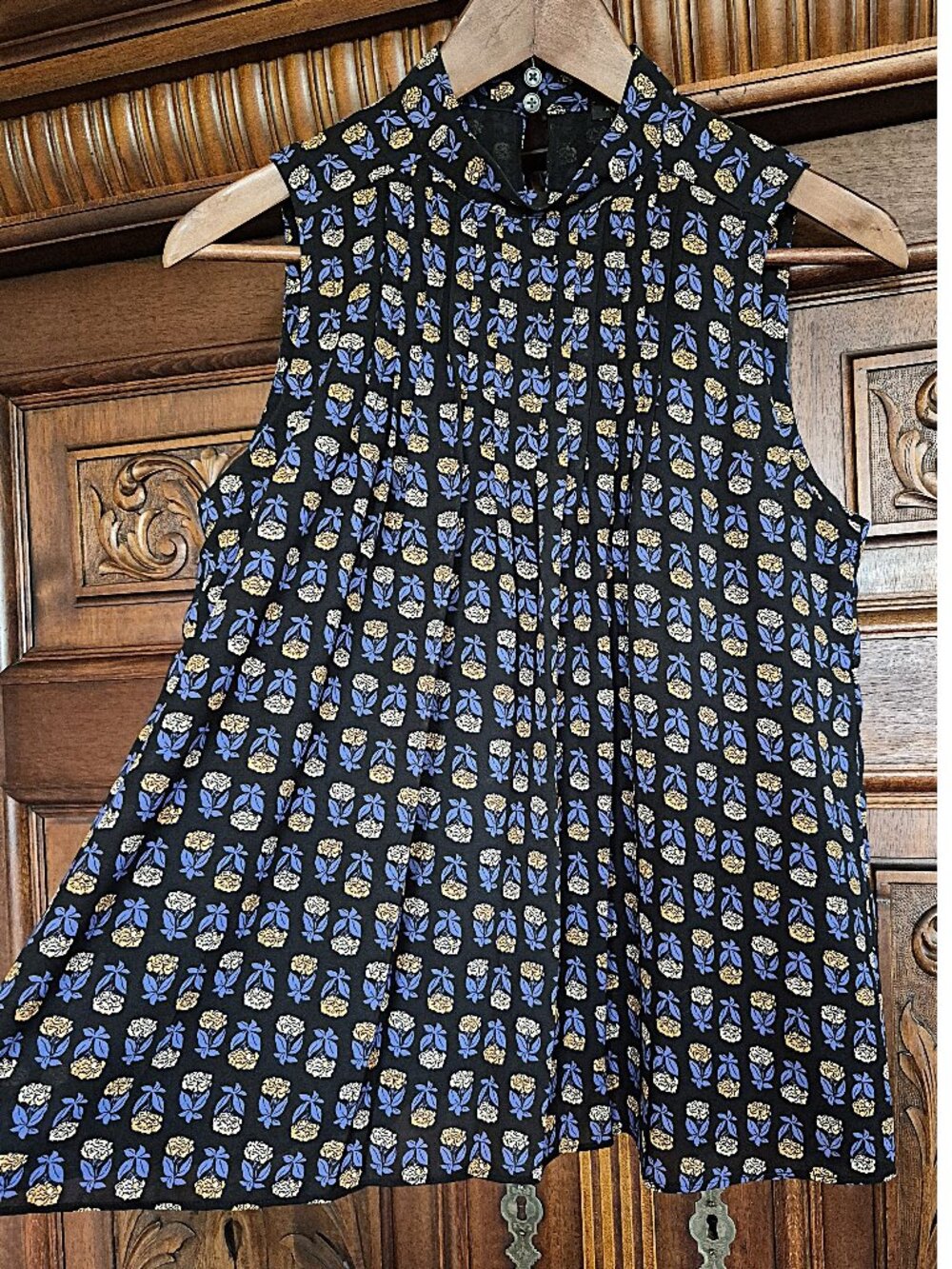 LIKE NEW Ann Taylor Floral Pleated Blouse
